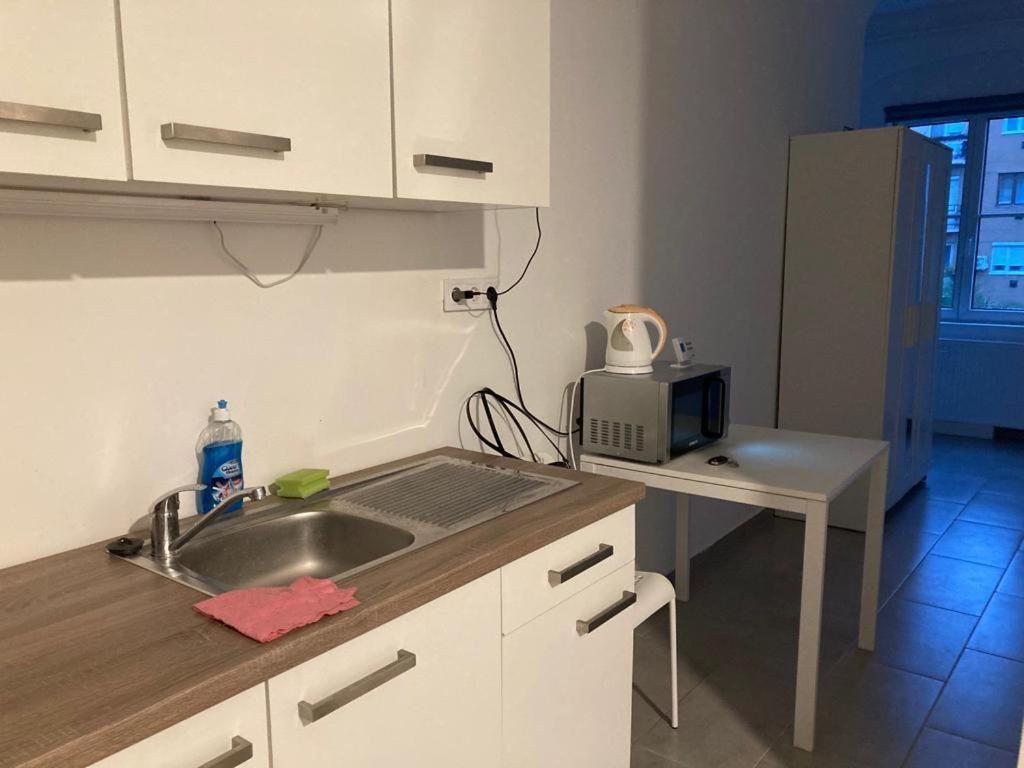Downtown Modern 3 Bedrroom+ Living Room Apartment Wesselenyi 1.3 Сомбатели Екстериор снимка