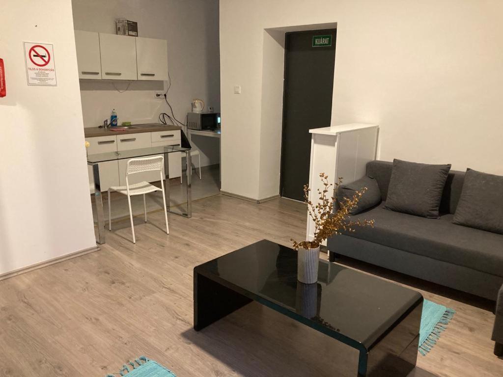 Downtown Modern 3 Bedrroom+ Living Room Apartment Wesselenyi 1.3 Сомбатели Екстериор снимка