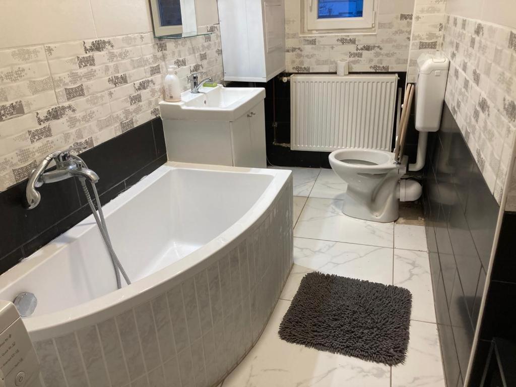 Downtown Modern 3 Bedrroom+ Living Room Apartment Wesselenyi 1.3 Сомбатели Екстериор снимка